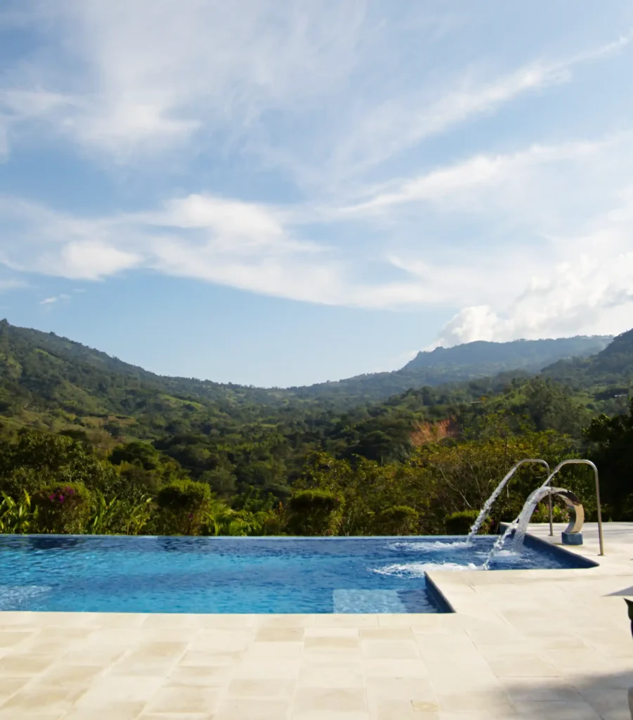 Piscina de la finca La Esperanza con vista a las montañas de Fredonia y Venecia en el suroeste antioqueño
