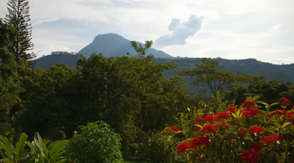 Senderismo en el suroeste antioqueño cerca de Medellín entre montañas y naturaleza