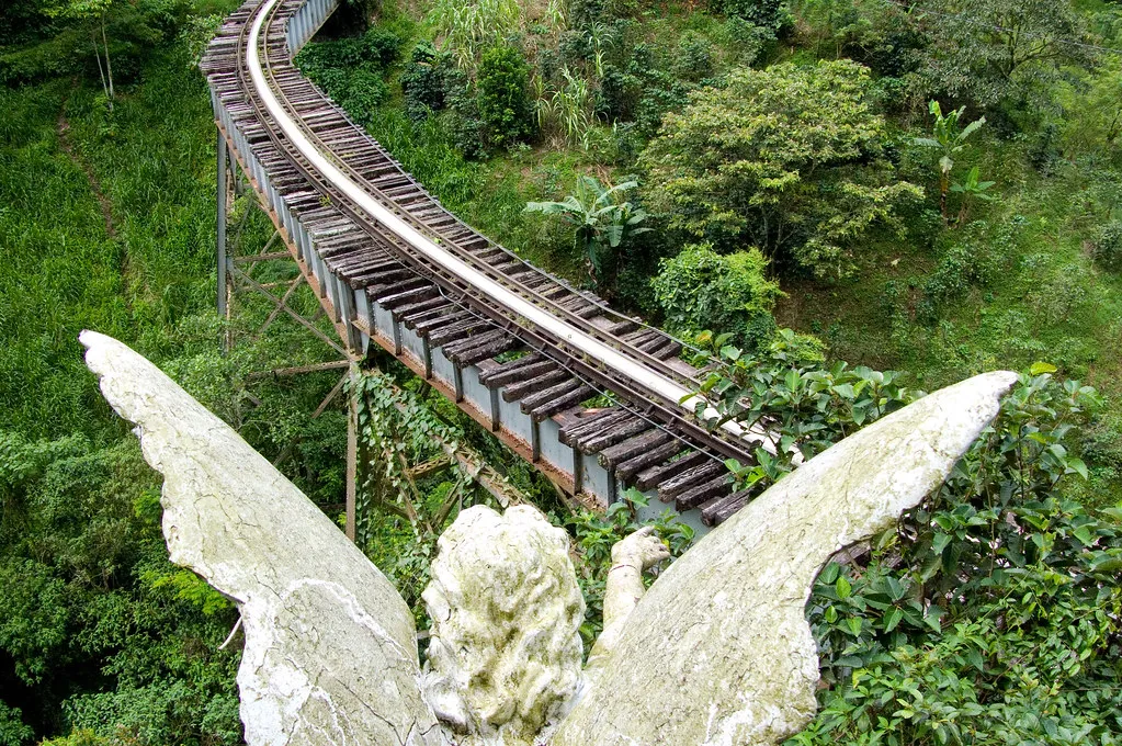 Viaducto del Ferrocarril de Antioquia en Amagá rodeado de naturaleza