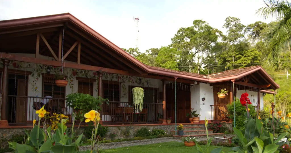 Fachada principal de la finca La Esperanza en Amagá, finca en alquiler en tierra caliente cerca a Medellín