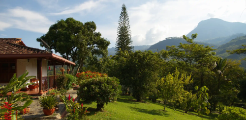 Hermoso paisaje natural visto desde la finca La Esperanza en Fredonia, rodeado de montañas y vegetación