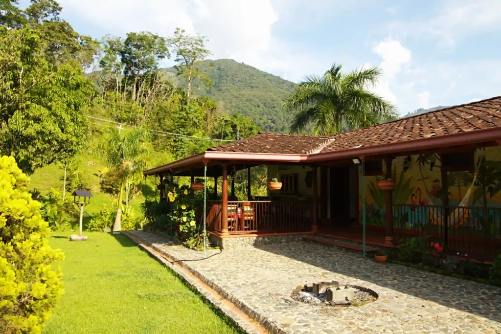 Fachada trasera de la Finca La Esperanza entre Fredonia Amagá y Venecia cerca de Medellín