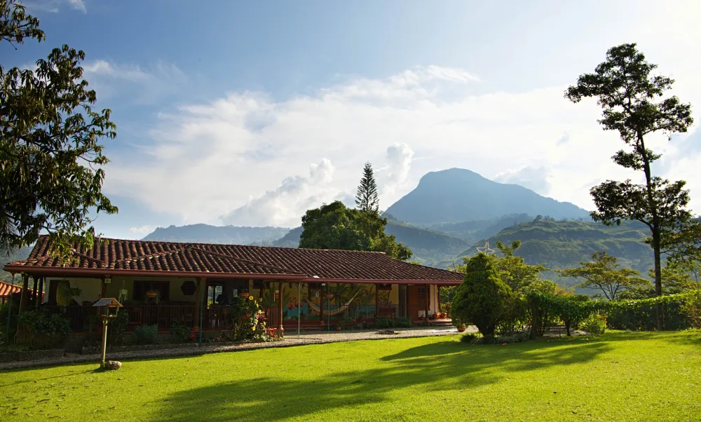 Vista posterior de la fachada de la finca La Esperanza entre Amagá y Fredonia cerca de Medellín