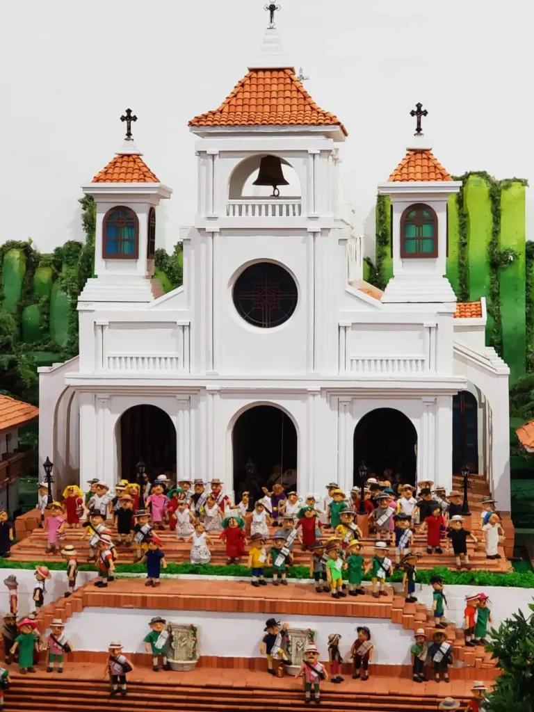 Pesebre tradicional de Venecia, Antioquia, instalado en el atrio de la iglesia con figuras de cartón de personajes antioqueños