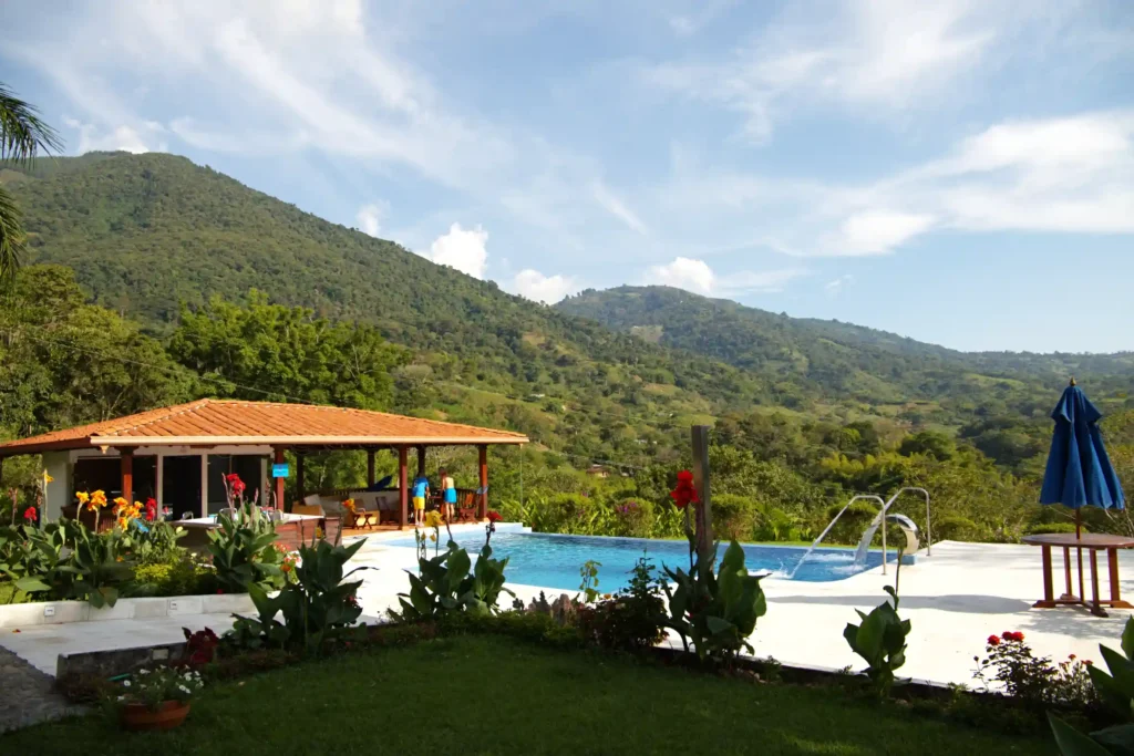 Piscina con jacuzzi sauna y turco en finca La Esperanza con vista a las montañas del suroeste antioqueño