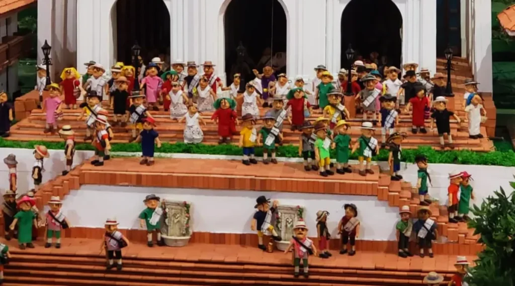 Pesebre tradicional antioqueño con múltiples personajes en el atrio de una iglesia en Venecia, suroeste antioqueño