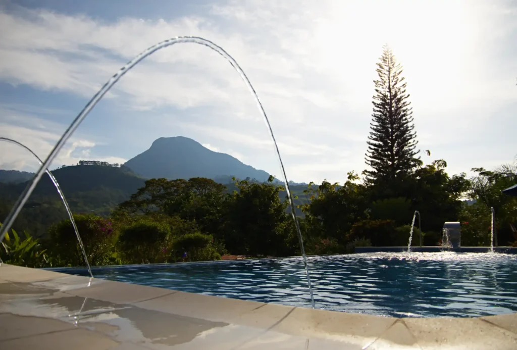 Panorámica de Cerro Bravo en Fredonia vista desde la piscina de la finca La Esperanza cerca de Medellín